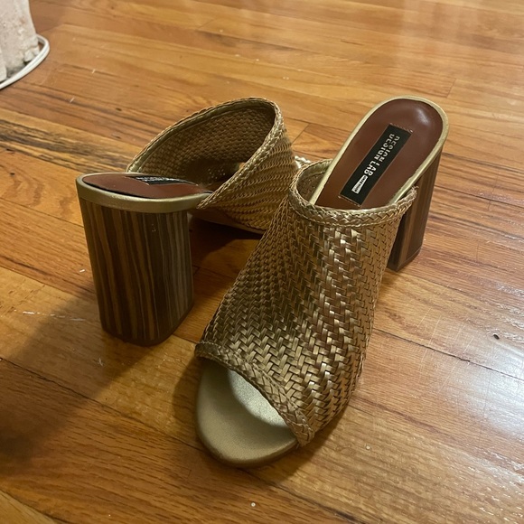 Gold woven block heel sandal - Picture 3 of 9